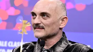 Reżyser Markus Schleinzer bierze udział w konferencji prasowej promującej film „Rose” podczas 76. Międzynarodowego Festiwalu Filmowego w Berlinie, w Niemczech. Fot. PAP/EPA/FABIAN SOMMER