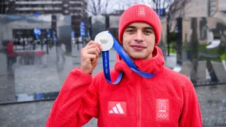 Władimir Semirunnij z medalem Fot. PAP/Paweł Skraba