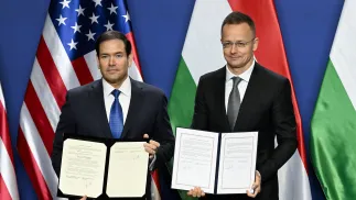 Sekretarz stanu USA Marco Rubio i minister spraw zagranicznych Węgier Peter Szijjarto. Fot. PAP/EPA/ZOLTAN MATHE