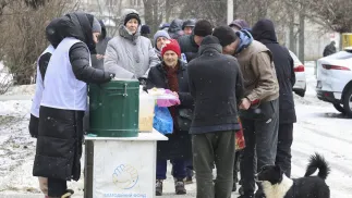 Волонтеры раздают горячие обеды жителям Харькова. Fot.: PAP/EPA/ SERGEY KOZLOV