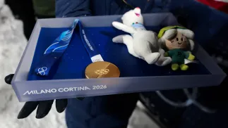 Złoty medal Zimowych Igrzysk Olimpijskich w Mediolanie. Fot. PAP/EPA/ALEX PLAVEVSKI