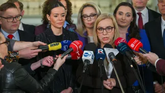 Minister klimatu i środowiska Paulina Hennig-Kloska (4P) oraz politycy Polski 2050: Sławomir Ćwik (L), Aleksandra Leo (2L), Żaneta Cwalina-Śliwowska (3L), Ewa Szymanowska (2P) i Marcin Skonieczka (P) podczas konferencji prasowej w Sejmie. Fot. PAP/Marcin Obara