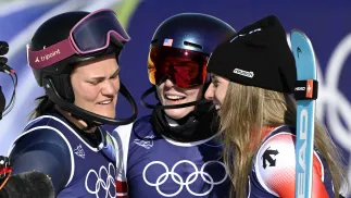 Od lewej: Anna Swenn Larsson, Mikaela Shiffrin i Camille Rast. Fot. PAP/EPA/DANIEL DAL ZENNARO