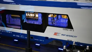 Pojazdy będą jeździły w relacjach krajowych w kategorii InterCity. Fot. PAP/	Darek Delmanowicz