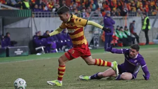  Zawodnik Jagiellonii Białystok Alejandro Pozo i Robin Gosens z ACF Fiorentiny. Fot. PAP/Artur Reszko