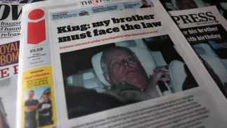 Brytyjskie gazety z artykułami dot. byłego księcia Andrzeja. Fot. PAP/EPA/ADAM VAUGHAN 