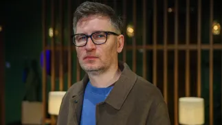 Reżyser Jarosław Tumidajski na próbie medialnej spektaklu „23 i pół godziny” na Scenie w Baraku Teatru Współczesnego w Warszawie. Fot. PAP/Leszek Szymański