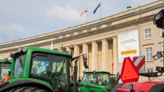  Rolnicy podczas protestu przed Przedstawicielstwem Komisji Europejskiej we Wrocławiu Fot. PAP/Krzysztof Ćwik
