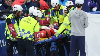 Kamila Sellier opuszcza tor na noszach, po upadku w biegu ćwierćfinałowym na 1500 m w short tracku. Fot. PAP/Grzegorz Momot