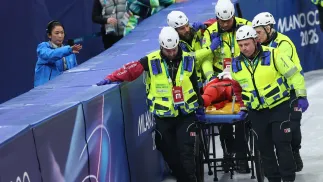  Polka Kamila Sellier opuszcza tor na noszach, po upadku w biegu ćwierćfinałowym na 1500 m w short tracku, fot. PAP/Grzegorz Momot