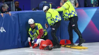 Kamila Sellier leży na torze, po upadku w biegu ćwierćfinałowym na 1500 m w short tracku. Fot. PAP/Grzegorz Momot