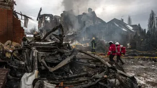 22.02.2026, Zniszczenia po rosyjskim ataku rakietowym na mieszkalną dzielnicę Kijowa, fot. PAP/Vladyslav Musiienko