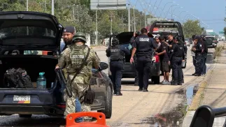 Członkowie meksykańskiej armii i policji stanowej dokonują inspekcji pojazdów w kurorcie Cancun po śmierci El Mencho Fot. PAP/Alonso Cupul