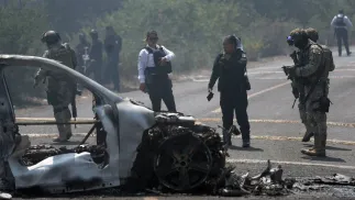 Wrak samochodu w Morelii w Meksyku Fot. PAP/EPA/Ivan Villanueva