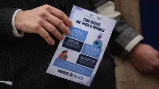 Ulotka z okazji otwarcia wystawy „Dobrze, że jesteś” Fot. PAP/Leszek Szymański