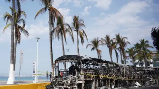 Wrak autobusu po zamieszkach związanych z zabiciem El Mencho Fot. PAP/EPA/Arturo Montero