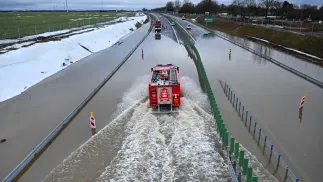 Wody roztopowe na drodze ekspresowej S6 w okolicy węzła Karwice. Fot. PAP/Piotr Kowala