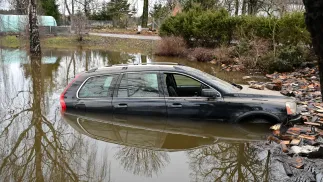 Podtopienia po roztopach w Kłosowie. Fot. PAP/Marcin Bielecki