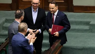 Premier Donald Tusk (2L), wicepremier, minister spraw zagranicznych Radosław Sikorski (P), wicepremier, minister obrony narodowej Władysław Kosiniak-Kamysz (L) i minister infrastruktury Dariusz Klimczak (2P) na sali obrad Sejmu Fot. PAP/Albert Zawada
