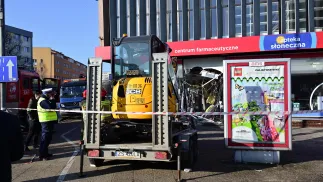 Miejsce wypadku z udziałem koparki u zbiegu ul. Rayskiego z Aleją Wyzwolenia w Szczecinie. Fot. PAP/Marcin Bielecki