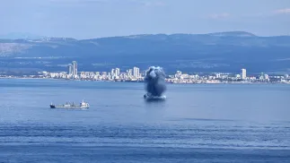 Падіння ракети в Середземному морі біля міста Хайфа в Ізраїлі. Фотоілюстрація. Fot. PAP/EPA/ATEF SAFADI  