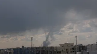 Dym wznoszący się nad Irakiem po ataku rakietowym na port lotniczy Erbil. Fot. PAP/EPA/GAILAN HAJI