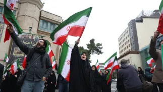 Иранцы митингуют в Тегеране после совместных ударов США и Израиля по Ирану. Fot. PAP/EPA/ABEDIN TAHERKENAREH