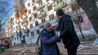 „Stop War”, „Razem przeciwko rosyjskiej agresji” - m.in. takie hasła manifestujący mieli na transparentach. Fot. X/DSNS.GOV.UA