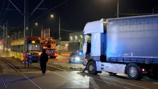 Na warszawskim Żeraniu ciężarówka zderzyła się z tramwajem. Fot. PAP/Paweł Supernak