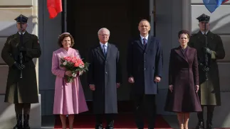 Prezydent RP Karol Nawrocki i pierwsza dama Marta Nawrocka (2P) podczas ceremonii powitania króla Szwecji Karola XVI Gustawa i jego małżonki królowej Sylwii na dziedzińcu Pałacu Prezydenckiego w Warszawie Fot. PAP/Paweł Supernak