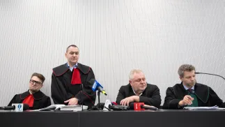 Oskarżyciel posiłkowy, ojciec Ewy Tylman, Andrzej Tylman (2P), prokuratorzy Jacek Szymanowski (2L) i Łukasz Wawrzyniak (L) oraz mec. Konrad Kunik (P) na sali rozpraw Sądu Apelacyjnego w Poznaniu. Fot. PAP/Jakub Kaczmarczyk