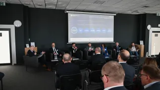 Od lewej: moderator Przemysław Pozański, prezes Enamor Maciej Rek, kierownik Działu Fact-checkingu Polskiej Agencji Prasowej Błażej Strzelczyk, product manager platformy aukcyjnej TeO GPW DAI Grzegorz Grzegorski, Ewelina Kaatz-Drzeżdżon z Polskiej Agencji Kosmicznej, prof. ITWL Mariusz Zieja i zastępca Dyrektora MCC AMW Tomasz Janczewski. Fot. PAP/Marcin Gadomski