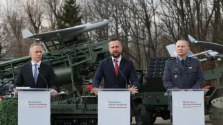 Wicepremier, minister obrony narodowej Władysław Kosiniak-Kamysz (C), sekretarz stanu w MON Cezary Tomczyk (L) oraz szef nowo powołanego ośrodka, kierownik Zakładu Informatycznego Wsparcia Logistyki ITWL płk dr hab. inż. Mariusz Zieja (P) podczas uroczystości podpisania umowy powołującej Ośrodek Systemów Autonomicznych (OSA) Fot. PAP/	PAP/Paweł Supernak