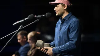 Andrzej Bargiel z nagrodą Fot. PAP/Marcin Gadomski