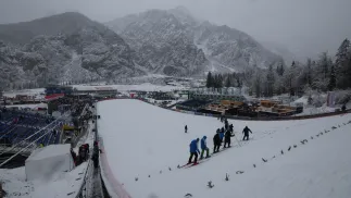 Obsługa techniczna na zeskoku skoczni przed konkursem indywidualnym Pucharu Świata w lotach narciarskich w słoweńskiej Planicy Fot. PAP/Grzegorz Momot