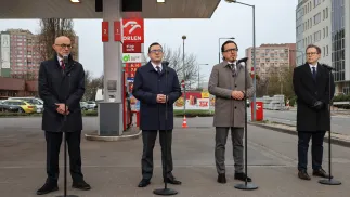 Minister energii Miłosz Motyka (2L), minister aktywów państwowych Wojciech Balczun (2P), prezes ORLEN S.A. Ireneusz Fąfara (L) i rzecznik prasowy ministerstwa energii Grzegorz Łaguna (P) podczas briefingu Ceny Paliwa Niżej Fot. PAP/Albert Zawada