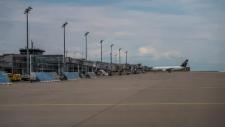 Jedna z paczek, która trafiła do miejsca ich sortowania w Niemczech, zapaliła się na lotnisku w Lipsku. Fot. Adobe Stock/ Mario Hagen (zdjęcie ilustracyjne)