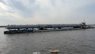Wisłą przypłynęły na barkach dwie gigantyczne kolumny dla Orlenu. Fot. Orlen