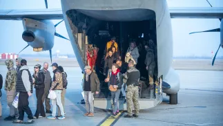 Ludzie wysiadają z samolotu słowackich sił zbrojnych przybywającego z Akaby w Jordanii do Bratysławy na Słowacji Fot. PAP/EPA/JAKUB GAVLAK