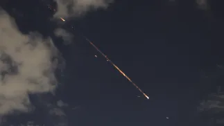 Rakiety irańskie wystrzelone w kierunku Tel Awiwu. Fot. PAP/EPA/ABIR SULTAN 