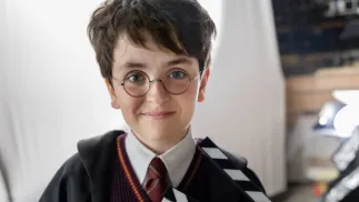 Dominic McLaughlin w roli Harry’ego Pottera. Fot. Warner Bros./materiały prasowe