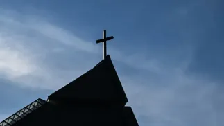 Krzyż na szczycie jednego z kościołów, zdjęcie poglądowe, fot. PAP/Darek Delmanowicz