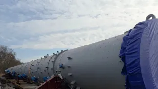 Dwie gigantyczne, stalowe kolumny dla Orlenu przypłynęły Wisłą do Płocka na dwóch zestawach połączonych barek w poprzednią niedzielę. Fot. Orlen