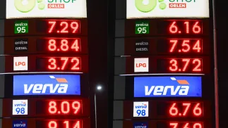 Ceny paliw na stacjach benzynowych. Fot. PAP/Darek Delmanowicz