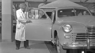 Samochód osobowy „Warszawa” Fot. PAP/Jerzy Baranowski