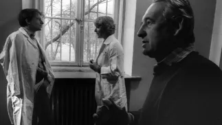 Realizacja zdjęć do filmu pt. Człowiek z żelaza, w reżyserii Andrzeja Wajdy. W głębi aktorzy: Bogusław Linda jako Dzidek i Halina Łabonarska jako Lekarka w szpitalu psychiatrycznym Fot. PAP/Jerzy Kośnik