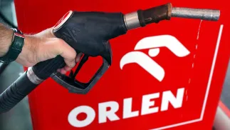 Tankowanie benzyny na stacji Orlen Fot. PAP/EPA/STEPANHIE PILICK