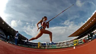 Helsinki, Finlandia, 12.08.05. Lekkoatletyczne mistrzostwa świata, 12 bm. Rosjanka Jelena Isinbajewa podczas rozgrzewki przed finałowym konkursem skoku o tyczce. Fot. PAP/EPA/KAY NIETFELD