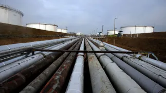 Фрагмент нефтепровода "Дружба". Fot. PAP/EPA/ZSOLT SZIGETVARY (фотоиллюстрация)