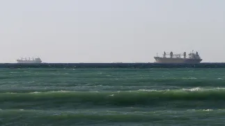 Tankowce w cieśninie Ormuz, fot. PAP/EPA/ALI HAIDER